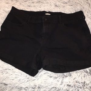 Black boyfriend jean shorts.